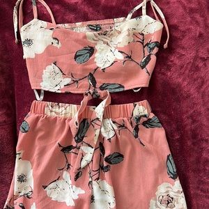 Cute summer Crop and Shorts with a cute bow. Size -Small.